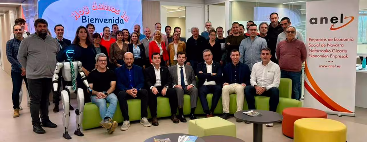  Los consejeros Irujo y García, con el resto de participantes.