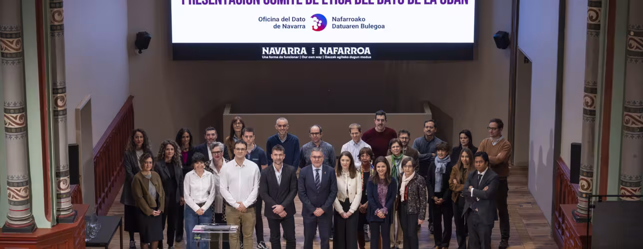 El consejero, con las personas que forman pate del Comité de Ética de la Oficina del Dato de Navarra. 