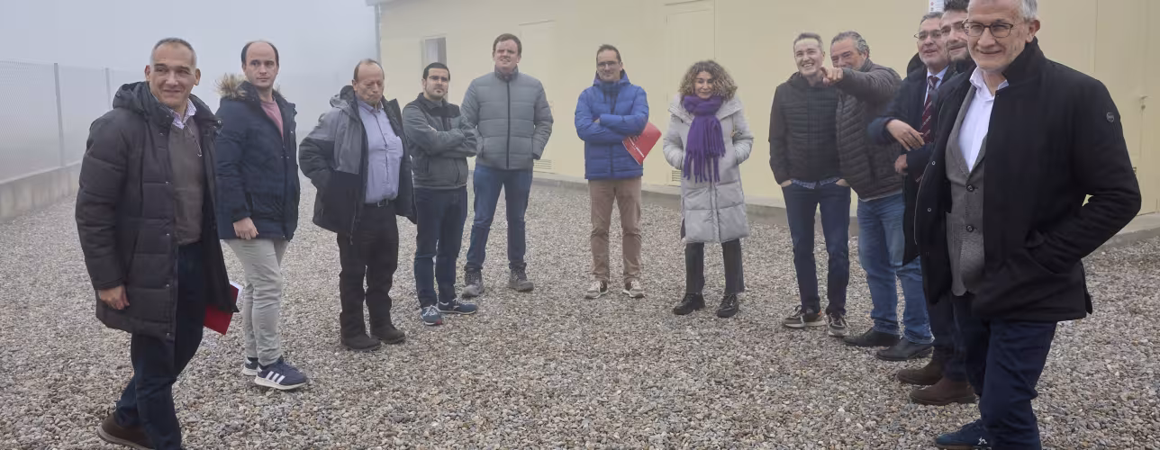Imagen de grupo de las personas participantes en la visita, entre los que se encuentra el vicepresidente Félix Taberna, el consejero Juan Luis García y el presidente de la Comunidad de Bardenas, Jose María Agramonte, así como representantes de NASERTIC, con Luis Campos a la cabeza.