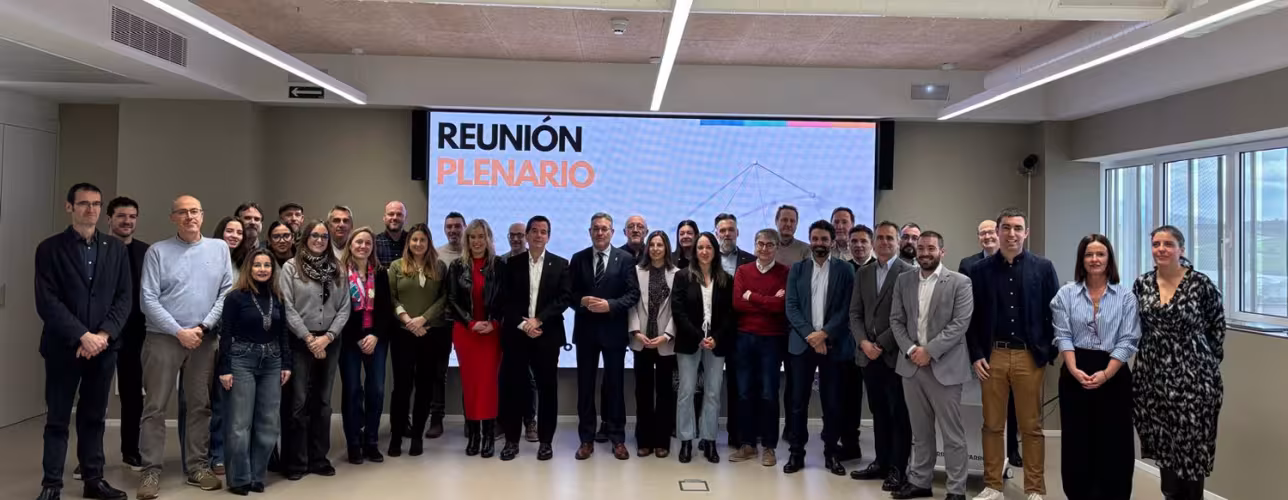 Los consejeros Irujo y García, con el resto de participantes en el Plenario