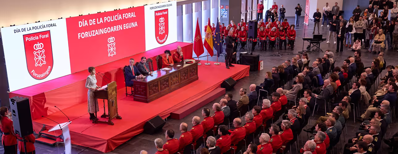 La Presidenta de Navarra, María Chivite Navascués, ha presidido este sábado el acto celebrado con motivo del Día de la Policía Foral en el auditorio Baluarte