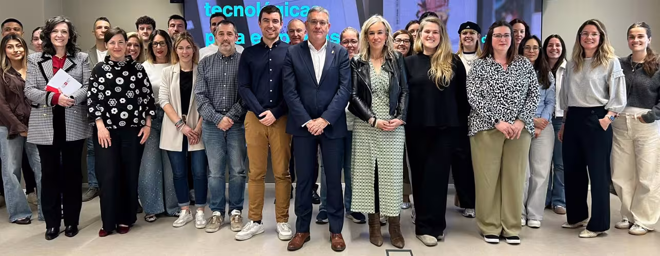 El consejero Juan Luis García, junto con miembros de LABAJERA
