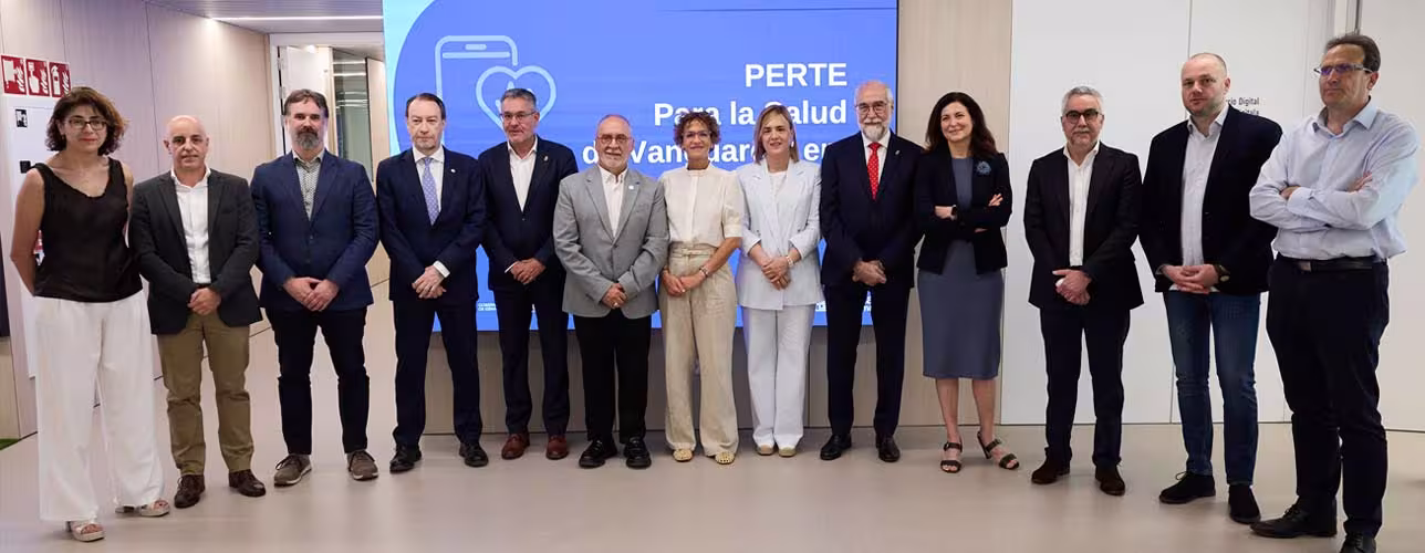 La Presidenta Chivite y el secretario de Estado de Ciencia, Juan Cruz Cigudosa, junto a los consejeros Domínguez y García, la delegada del Gobierno en Navarra, Alicia Echeverria, y resto de autoridades en la presentación del PERTE de Salud.