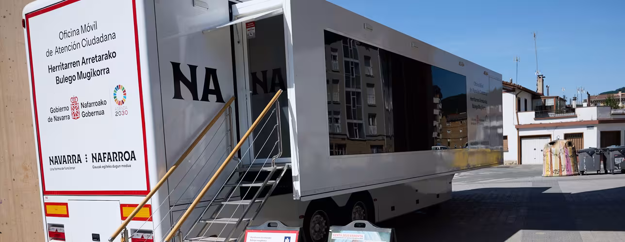 La Oficina Móvil de Atención Ciudadana en su visita a Alsasua para facilitar trámites de la Renta 2025.