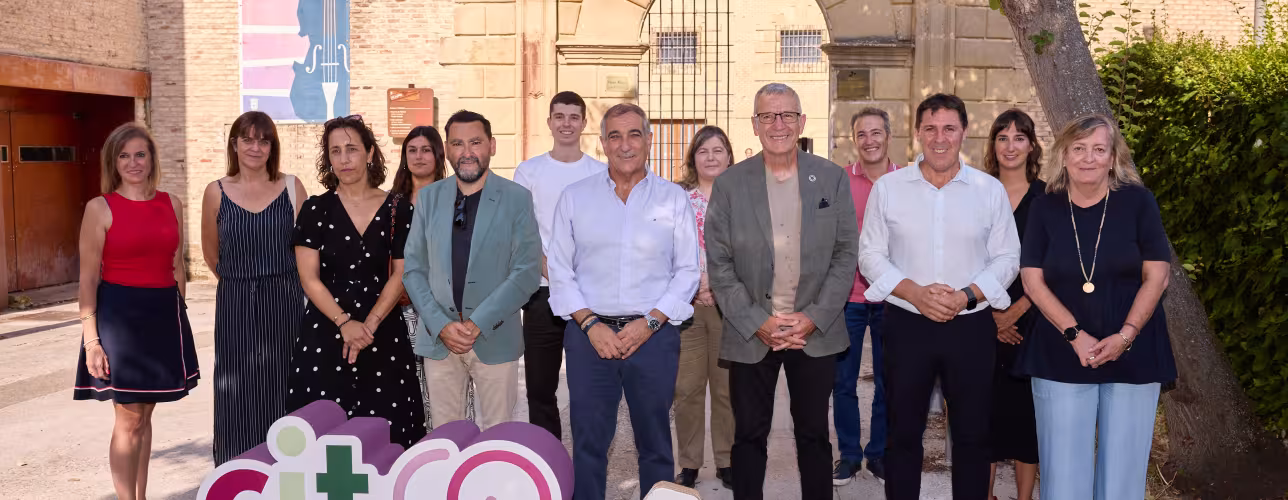 El consejero Chivite, el secretario general para el Reto Demográfico en el Ministerio para la Transición Ecológica y el Reto Demográfico (MITECO) del Gobierno de España, Francesc Boya, y el director general de Administración Local y Despoblación, Jesús María Rodríguez, junto al director gerente de NASERTIC, Luis Campos; la directora de Innovación, Comunicación y Atención Ciudadana, Toya Bernad, y la especialista de Gestión de Proyectos de Innovación, Beatriz Andión, entre otros personas.