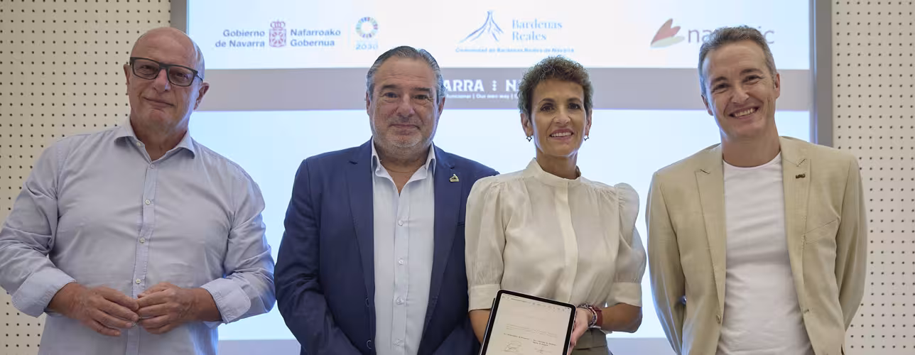 De izquierda a derecha: el consejero Gimeno; el presidente de la Comunidad de las Bardenas Reales, José María Agramonte; la Presidenta Chivite; y el director gerente de NASERTIC, Luis Campos